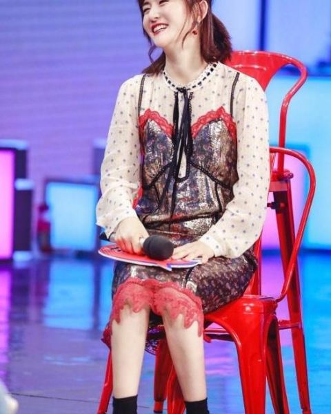 跳跳俏俏一岁啦 张杰晒照温馨又幸福 背影软萌真是让人羡慕