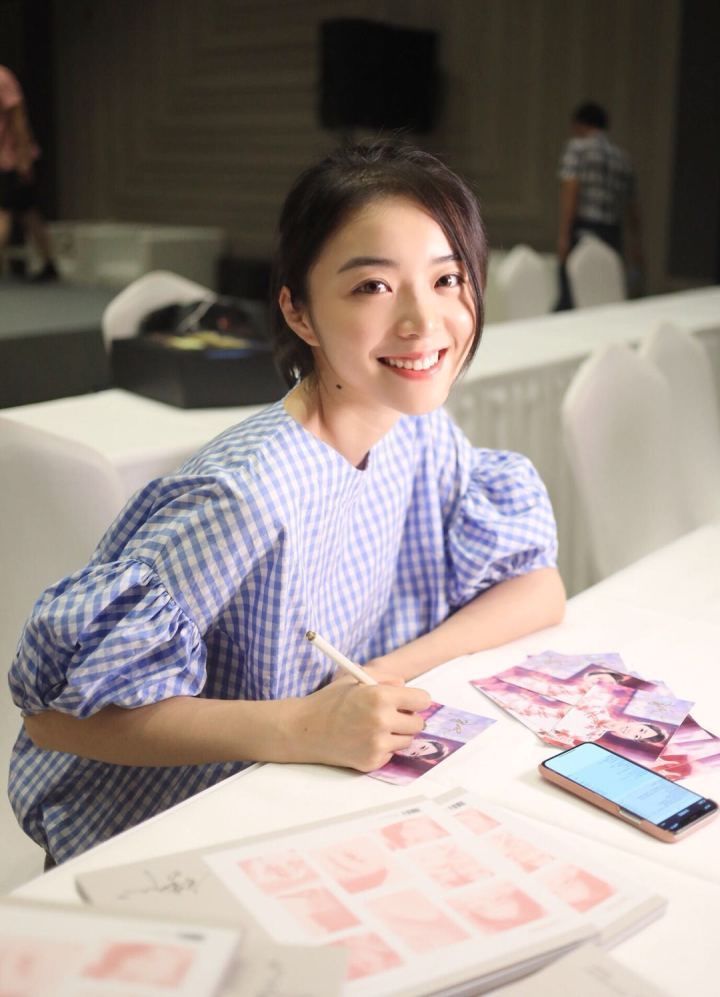 高校杯专访余霜:大学每一天都很幸福