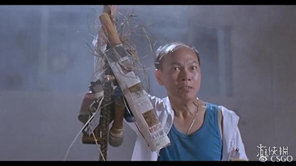 在片中一个让观众爆笑的笑点无疑是周星驰扮演的阿漆拥有的各种道具了