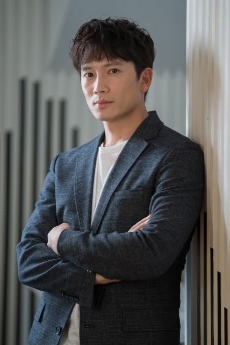 韩国男演员池晟图片