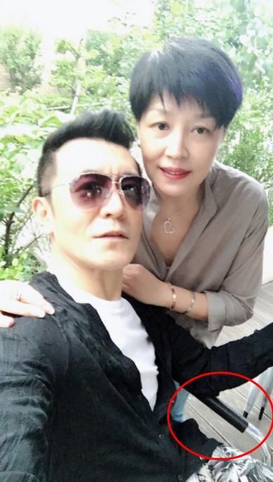 哈文朋友圈晒李咏生前轮椅照依然坚强乐观面对镜头
