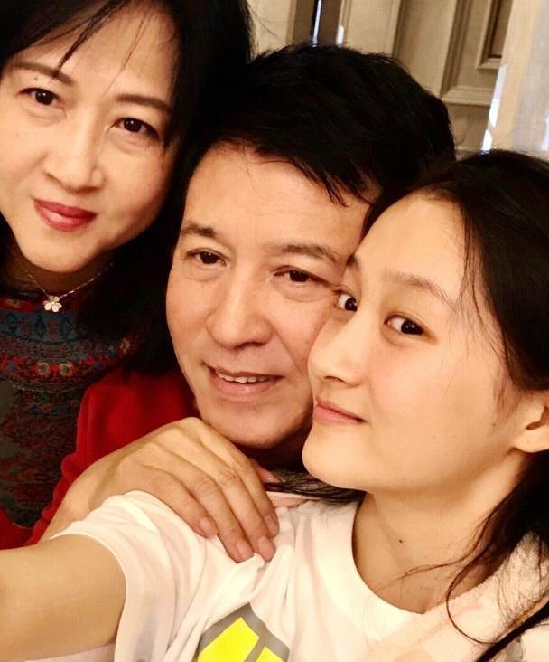 关爸晒一家人过年全家福,关晓彤素颜出镜粉嫩十足,关妈年轻貌美