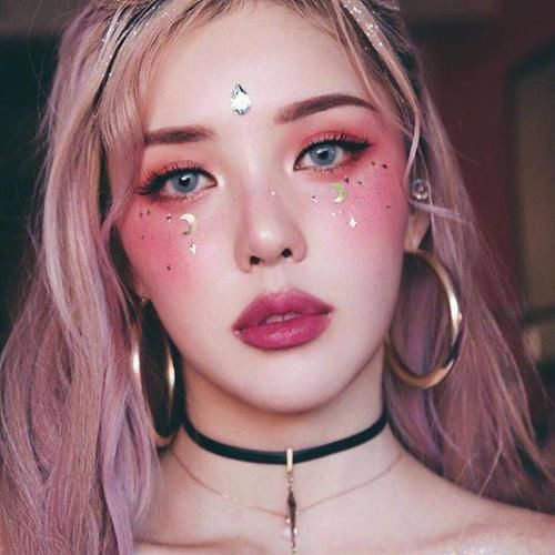 烟熏醉酒妆什么的已经不够看了,戚薇阚清子挑战的这款眼妆才是当下最