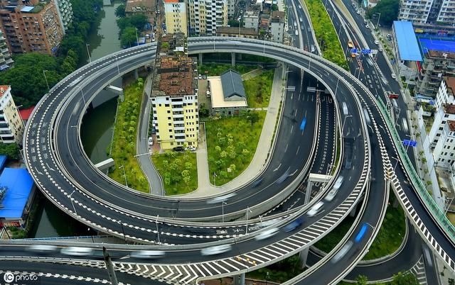 立交桥里的"钉子户"!堪称最惨钉子户,要求太高被开发商抛弃