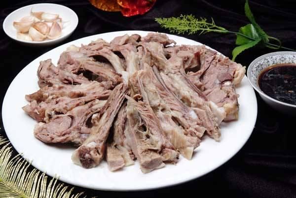 在乌鲁木齐的大小夜市里 椒麻鸡是必不可少的美食 手抓羊肉 新鲜羊肉