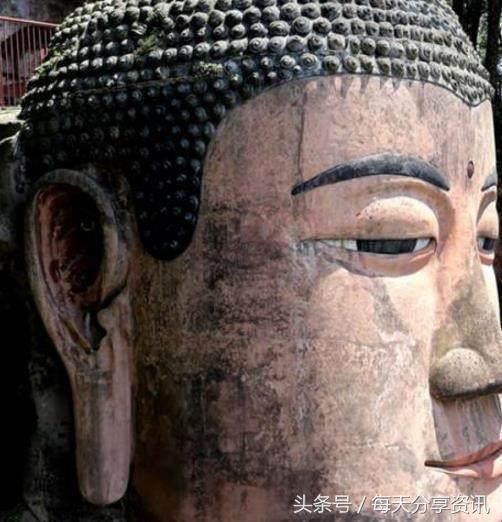 乐山大佛几次落泪闭眼,都是巧合?没想到它耳朵里竟藏着这东西