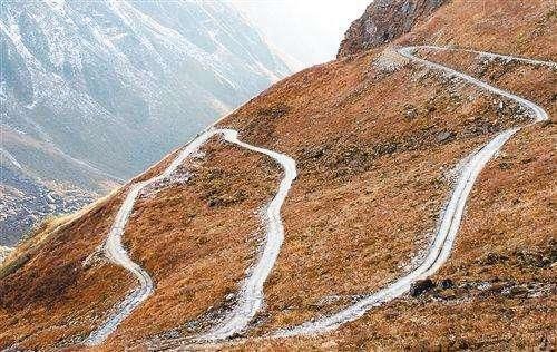 地形起伏最大,自然坡降最大,降雨量最大,地震裂度最大,地质灾祸最多